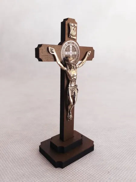 Crucifixo de São Bento em MDF 11,5cm prata com base